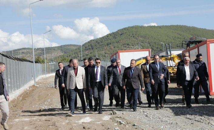 Vali Işın ve Bakan Danışmanı Karaca, hayvan barınaklarını inceledi