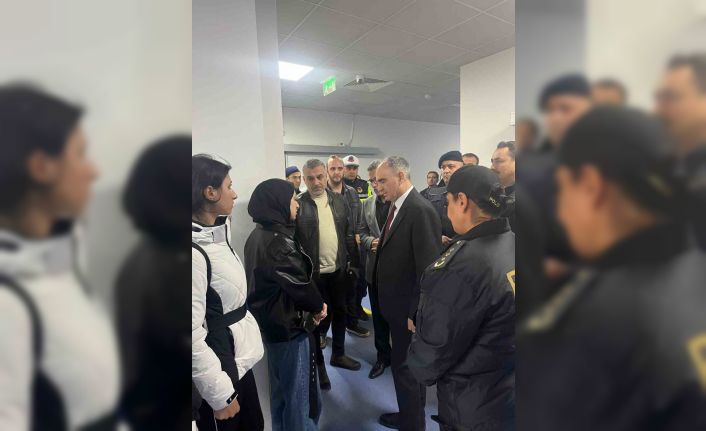 Vali Özkan yaralı polis memuru Hatice Ünal’ı hastanede ziyaret etti