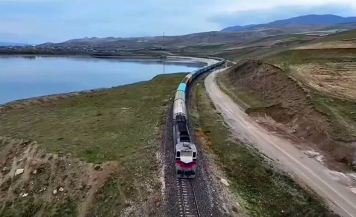 Van-İran seferi yapan yük treni Erçek Gölü kıyısında kartpostallık görüntüler oluşturuyor