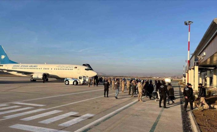 Van’da 300 düzensiz göçmen ülkelerine geri gönderildi