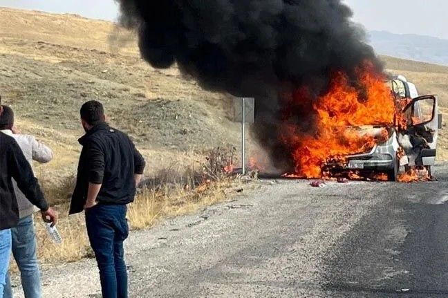 Van’da alev alan minibüs kullanılamaz hale geldi