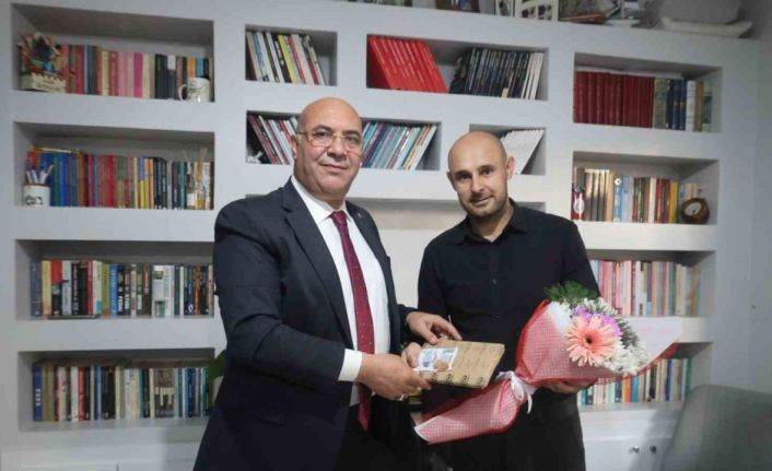 Van’da bıçaklı saldırıda yaralanan öğretmene moral ziyareti