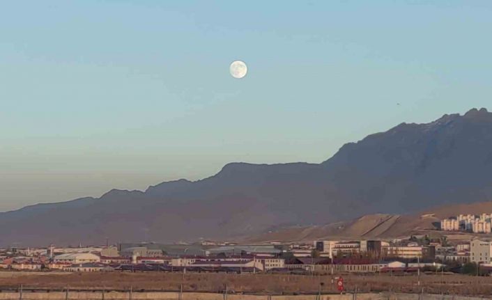 Van’da eş zamanlı güzellik: Ay doğarken güneş battı