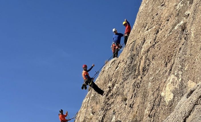 Van’da ilk kez çok ip boylu kaya tırmanışı eğitimi verildi