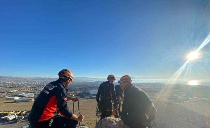 Van’da kayalıklarda mahsur kalan şahıs kurtarıldı