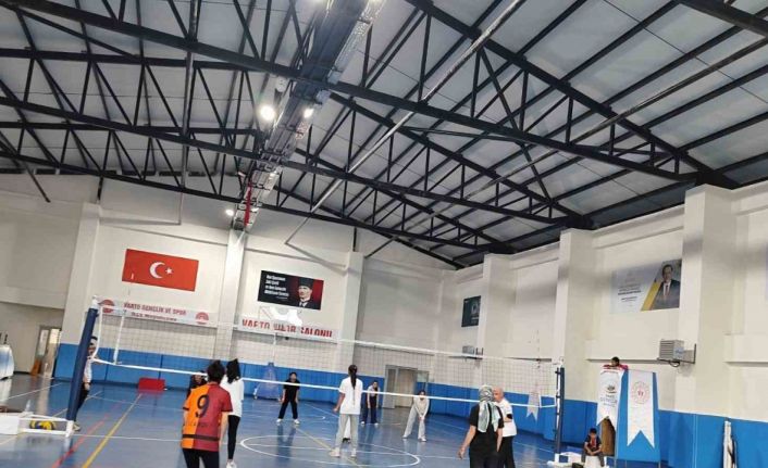 Varto Spor Salonu’nda voleybol antrenmanları devam ediyor