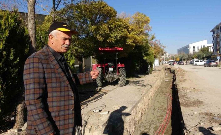 VEDAŞ’ın günlerce açık bıraktığı çukurlar kazalara davetiye çıkarıyor