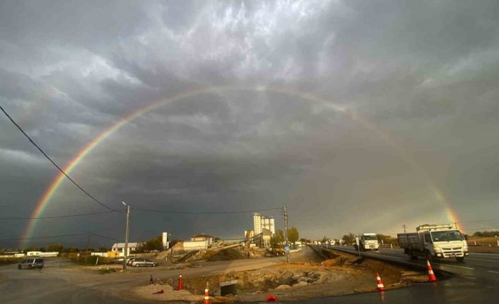 Yağmur sonrası beliren gökkuşağı görsel şölen oluşturdu