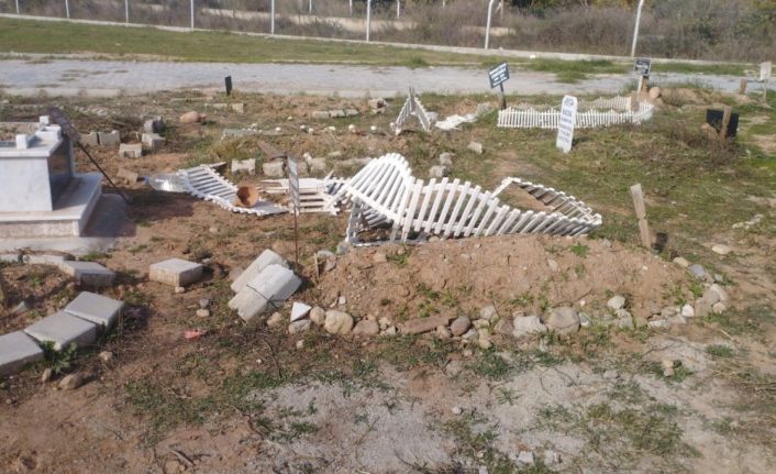 Yakınlarının dağılmış mezarlarını görenler Efeler Belediyesi’ne tepki gösterdi