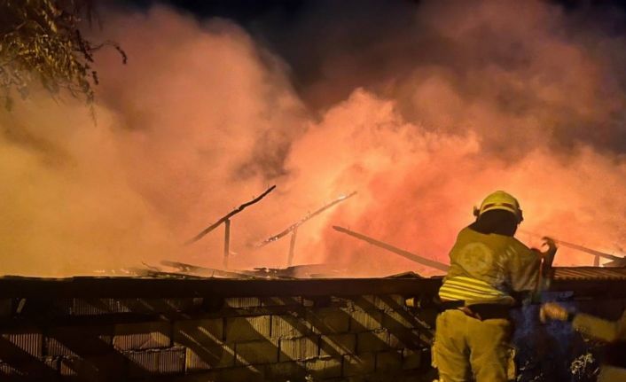 Yangın bir evi küle çevirdi