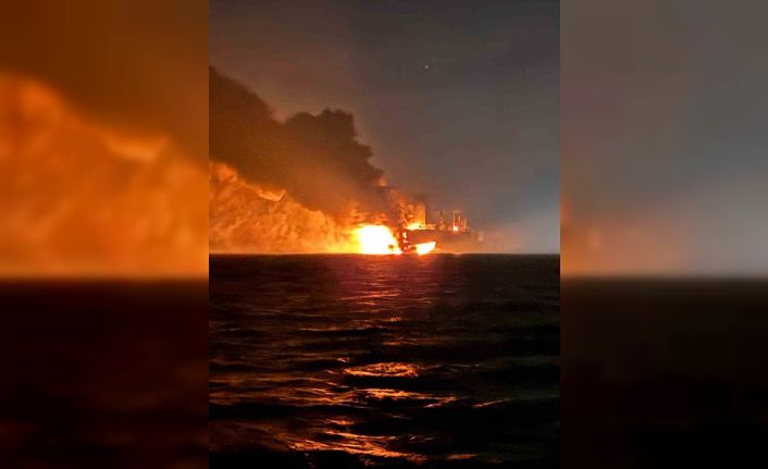 Yangın çıkan gemideki 25 kişi tahliye edildi: Yanan gemi görüntülendi