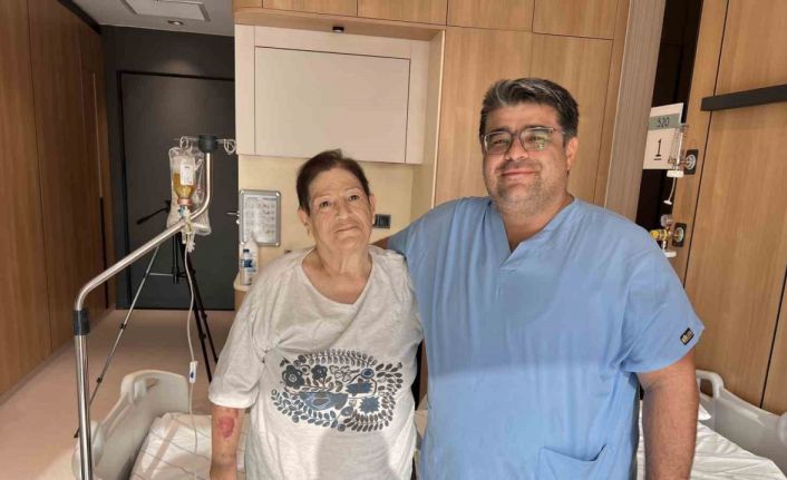 Yaşlı kadın omurga kırığı ameliyatı sonrası yeniden yürümeye başladı