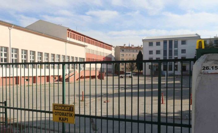 Yediği gıdadan zehirlenen lise öğrencisi hastaneye kaldırıldı