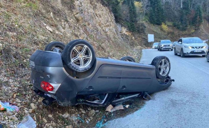 Yedigöller’de gizli buzlanma otomobili tepetaklak yaptı: 2 yaralı