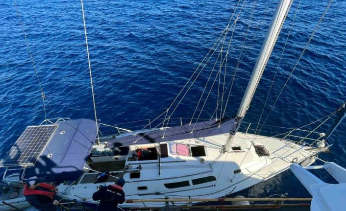 Yelkenli teknede 22 düzensiz göçmen ve bir göçmen kaçakçısı yakalandı