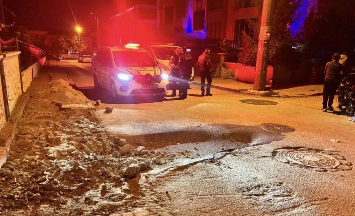 Yeni asfaltlanan bölümde göçük oluştu