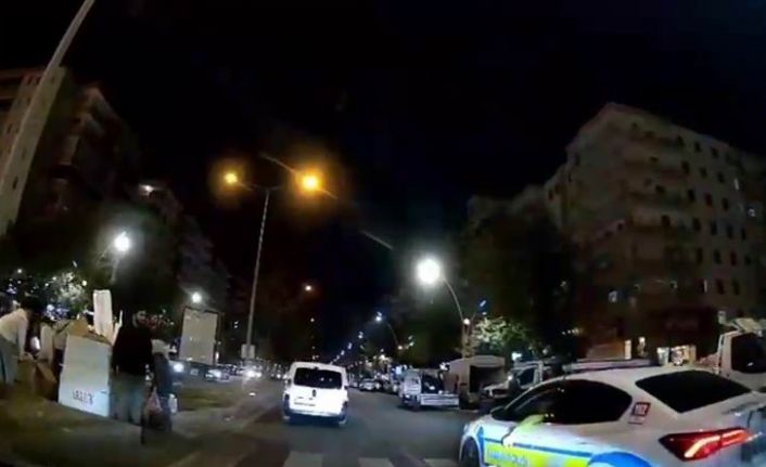 Yere düşen çocuğun hastaneye yetiştirilebilmesi için polis sıkışık trafiği açtı