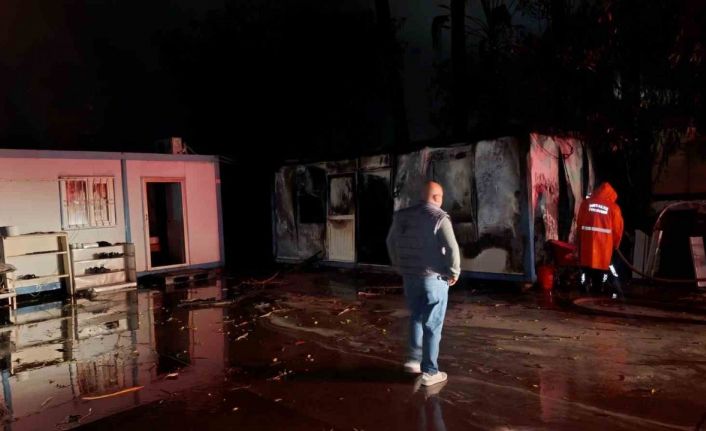 Yıldırım yangına sebep oldu konteyner küle döndü