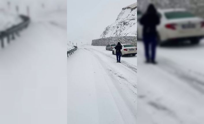 Yoğun kar yağışı, Palandöken geçidinde sürücülere zor anlar yaşattı