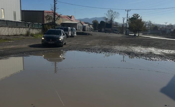 Yol gölete döndü, kapalı pazar yerinde vatandaşın çilesi bitmiyor