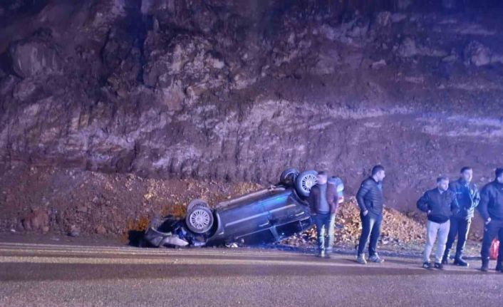 Yola düşen kayalardan kaçan otomobil takla attı: 2 yaralı
