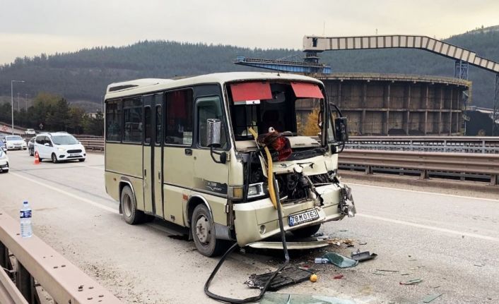 Yolcu minibüsü tır dorsesine çarptı