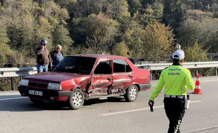 Yolcu minibüsü ve otomobil çarpıştı: 2 yaralı
