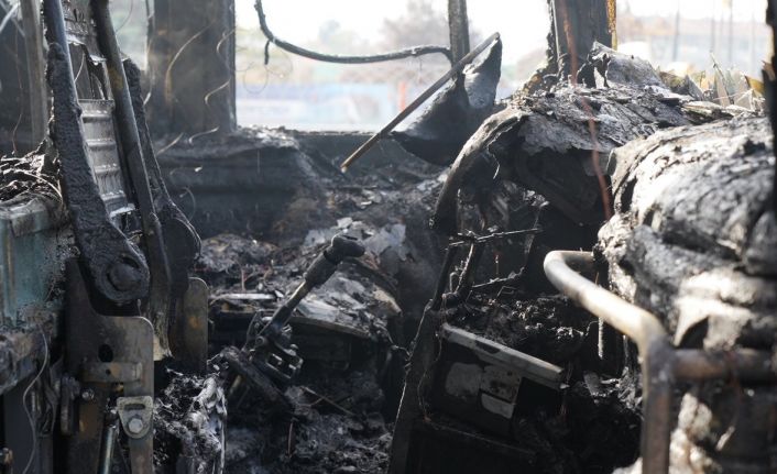 Yolcu otobüsü alevlere teslim oldu: Araç demir yığınına döndü