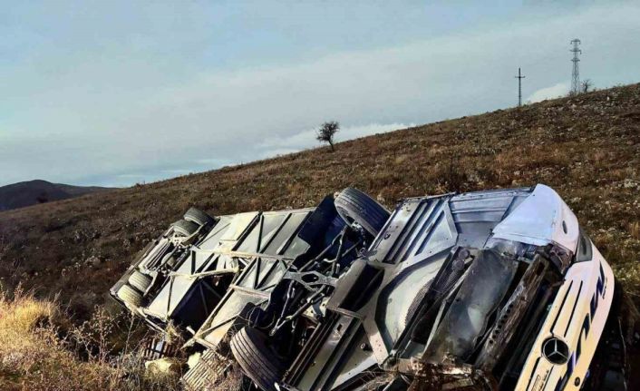 Yolcu otobüsü devrildi: 2 ölü, 21 yaralı