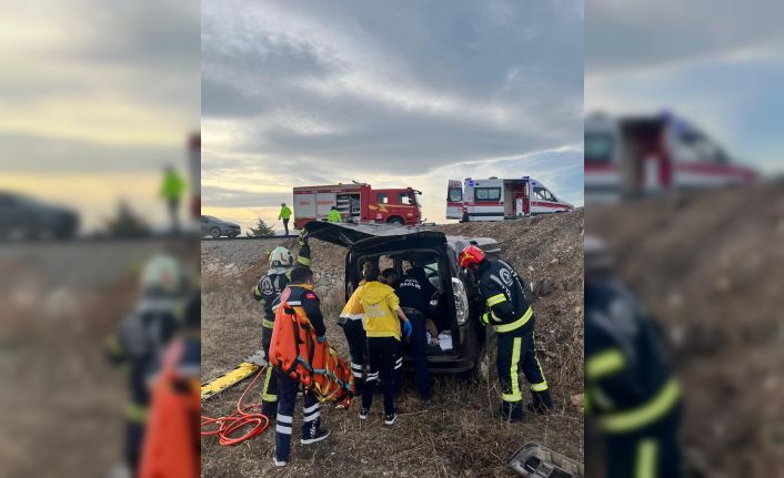 Yoldan çıkan otomobil tarlaya uçtu; 2 yaralı