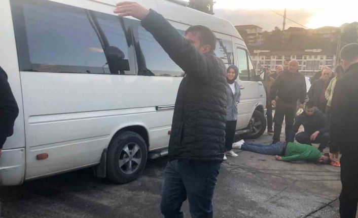 Yolun karşısına geçerken düştü, işçi servisinin çarpması sonucu hayatını kaybetti