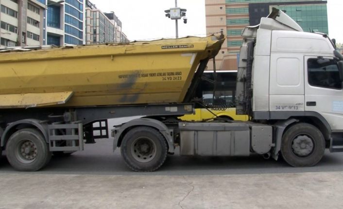 Yolun karşısına geçmeye çalışan yayaya hafriyat kamyonu çarptı