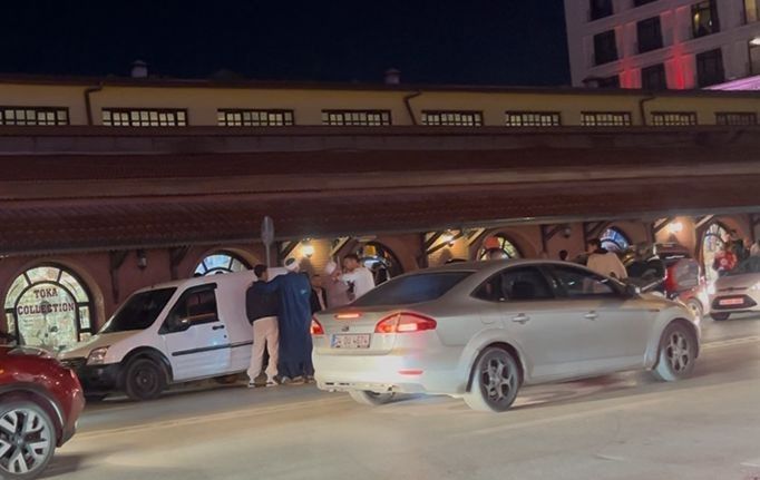 Yolunda ilerleyen araca çarpıp sürücüsünün üzerine yürüdüler