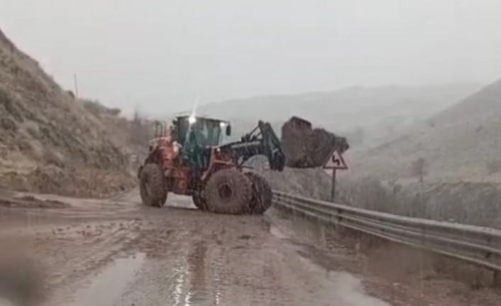 Yüksekova-Van kara yolunda heyelan meydana geldi