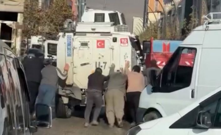 Yüksekova’da görenleri gülümseten anlar: Arızalan zırhlı araca vatandaş imecesi