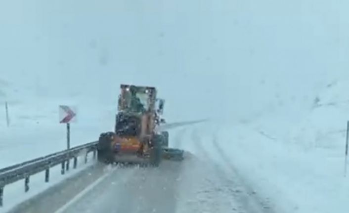 Yüksekova’da Karayolları ekipleri, karla mücadele çalışması yaptı