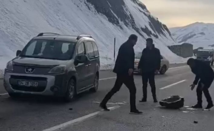 Yüksekova’da karayoluna düşen kaya parçaları sürücülere korku dolu anlar yaşattı