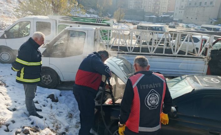 Yüksekova’da seyir halindeki otomobil yandı