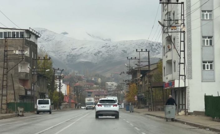 Yüksekova’nın etrafını çevreleyen dağlar beyaza büründü