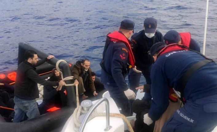 Yunanistan, 8’i çocuk 20 düzensiz göçmeni ölüme terk etti