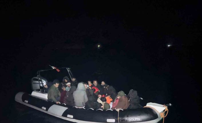 Yunanistan’ın Türk sularına geri ittiği 31 düzensiz göçmen kurtarıldı