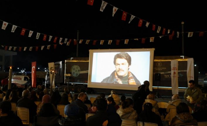 Yunusemre Belediyesinden vatandaşlara açık havada sinema keyfi