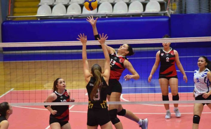 Yunusemre’nın genç sultanları liderliğini sürdürdü