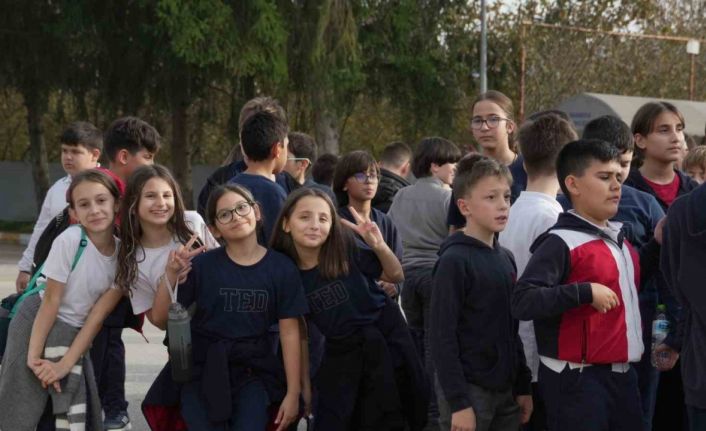 Yürüyüşü ile fenomen olan öğretmene sürpriz