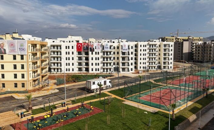 Yuvasına kavuşan depremzede vatandaş: "Evi gezdik çok güzel, hayallerimizin ötesinde"