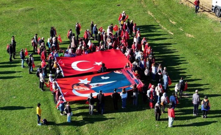 Yüzlerce kişi Atatürk için yürüdü