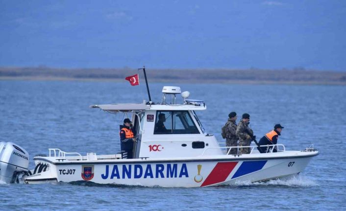 Yüzmek için göle girdi sahil güvenlik engel oldu