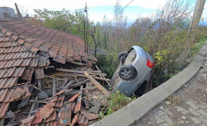 Zonguldak’ta kontrolden çıkan otomobil evin çatısına uçtu