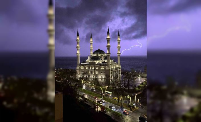 Zonguldak’ta şimşekler geceyi aydınlattı