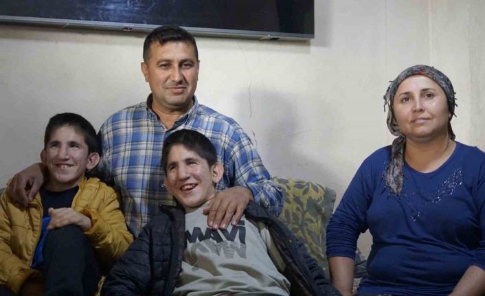 13 yaşındaki ikizler Kromozom 4q Delesyon Sendromu ile mücadele ediyor